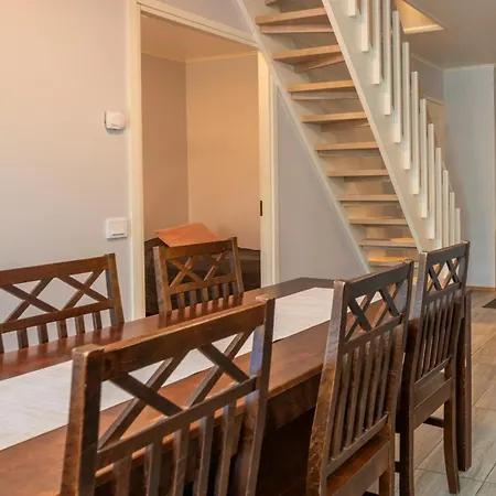 Kotokuusi 1 - Luonnon Keskellae, Sisaeltaeae Siivouksen Ja Wifin Ruka