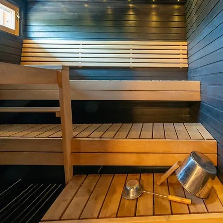 Kotokuusi 1 - Luonnon Keskellae, Sisaeltaeae Siivouksen Ja Wifin Ruka